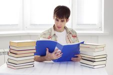 Student Read Documents Royalty Free Stock Photography