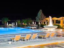 Water Pool And Fountain At Night Royalty Free Stock Photos