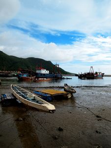 Rowing Boat And Fishing Ships Royalty Free Stock Photography