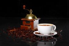 Coffee Mill On The Table With Coffee Beans Around Royalty Free Stock Images Coffee Mill On The Table With Coffee Beans Around Royalty Free Stock Images