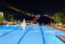 Water Pool And Fountain At Night Royalty Free Stock Photography