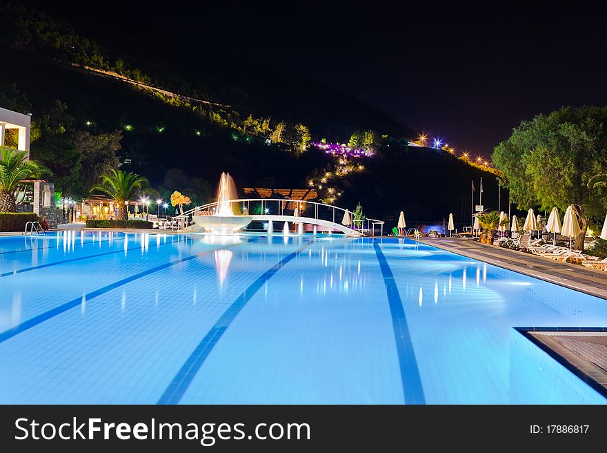 Water pool and fountain at night - vacation background