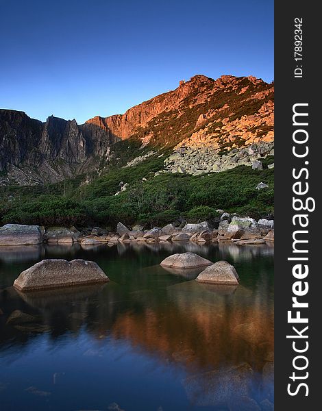 Mountain lake in the morning sun is a wonderful phenomenon