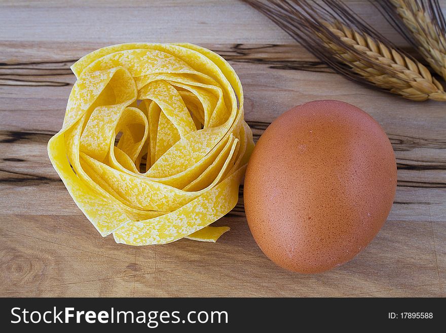 Noodles and egg with wood background
