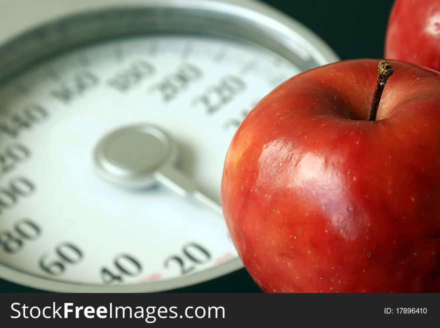 Apple and weight scale showing a good alimentation