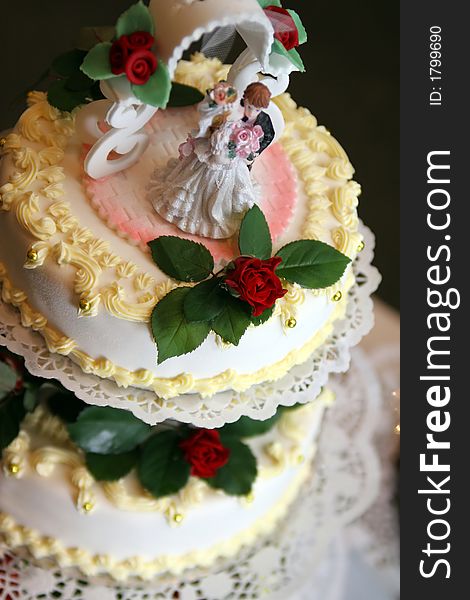 Delicious weeding cake with girl and boy figurines