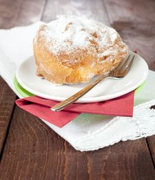 Cream Puff On A Plate Royalty Free Stock Photos Cream Puff On A Plate Royalty Free Stock Photos