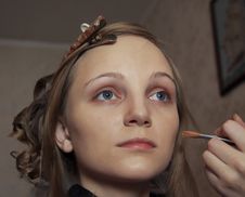 Which Portrait Of The Woman Do A Make-up Royalty Free Stock Images Which Portrait Of The Woman Do A Make-up Royalty Free Stock Images