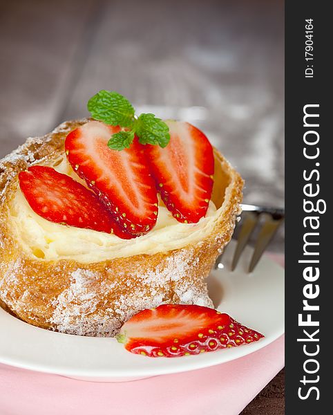 Cream Puff With Strawberry