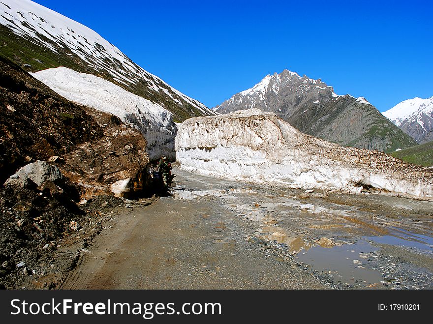 A beautiful scene of a Himalayan snow peaks and glaciers. A beautiful scene of a Himalayan snow peaks and glaciers.