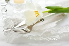 Place-setting With White Tulip And Napkin Stock Photography Place-setting With White Tulip And Napkin Stock Photography