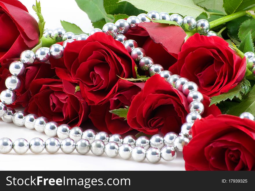 A bunch of roses and pearls