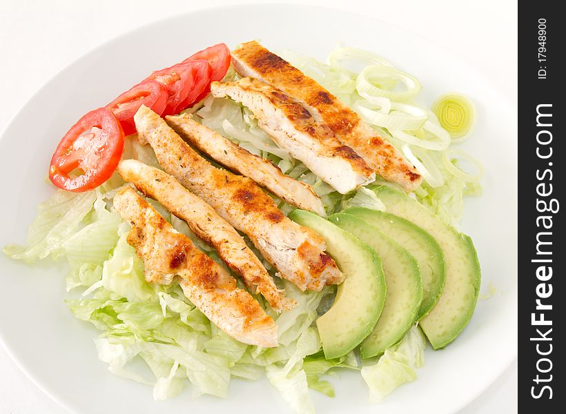 Salad with grilled chicken, avocado and tomato