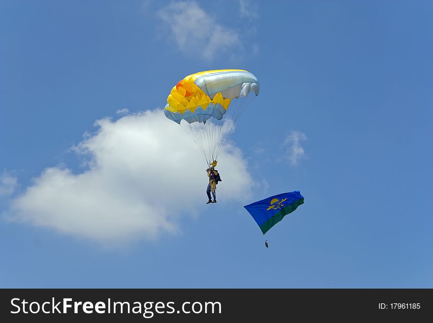 The man with a flag of armies flies on a parachute. The man with a flag of armies flies on a parachute