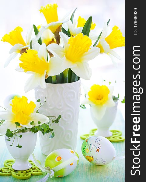 Easter decoration: narcissus in vase and easter eggs