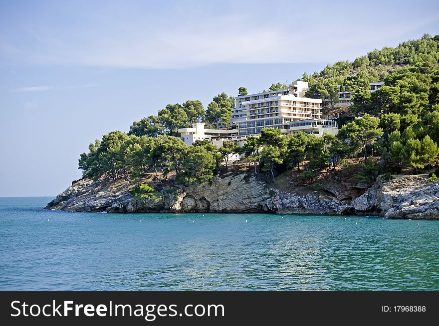 Hotel On The Rocky Beach