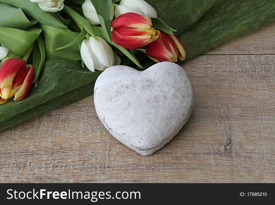 Ceramic heart with tulip bouquet