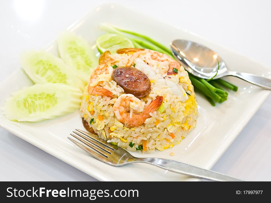 Fried rice with shrimp and vegetable