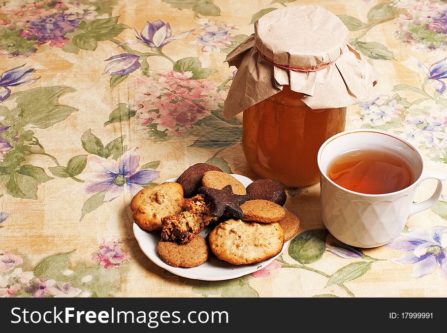 Tea with honey and cookies