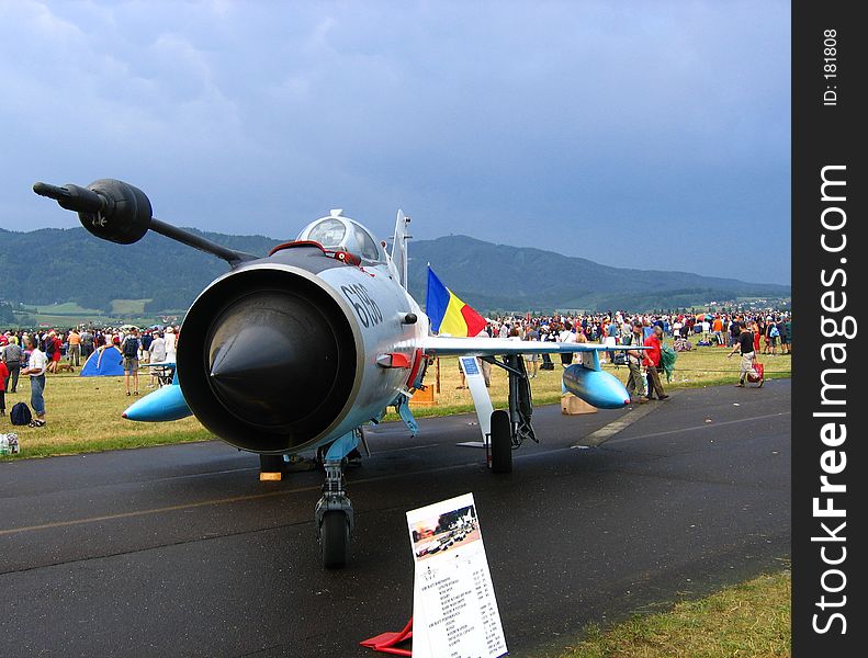 Romanian jet fighter at airshow!