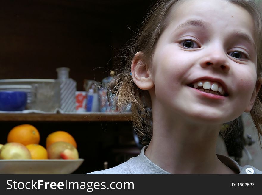 The girl and an oranges