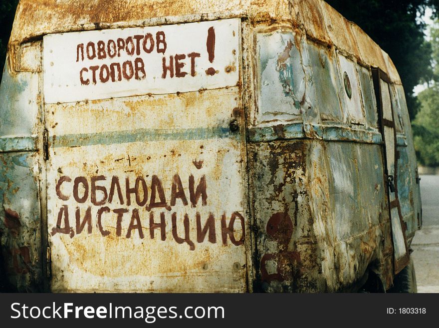 Rust Bus wiht inscription Tailgait! Turns and brakes NO! Yalta.