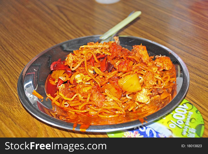 Fried noodle with vegetable and meat