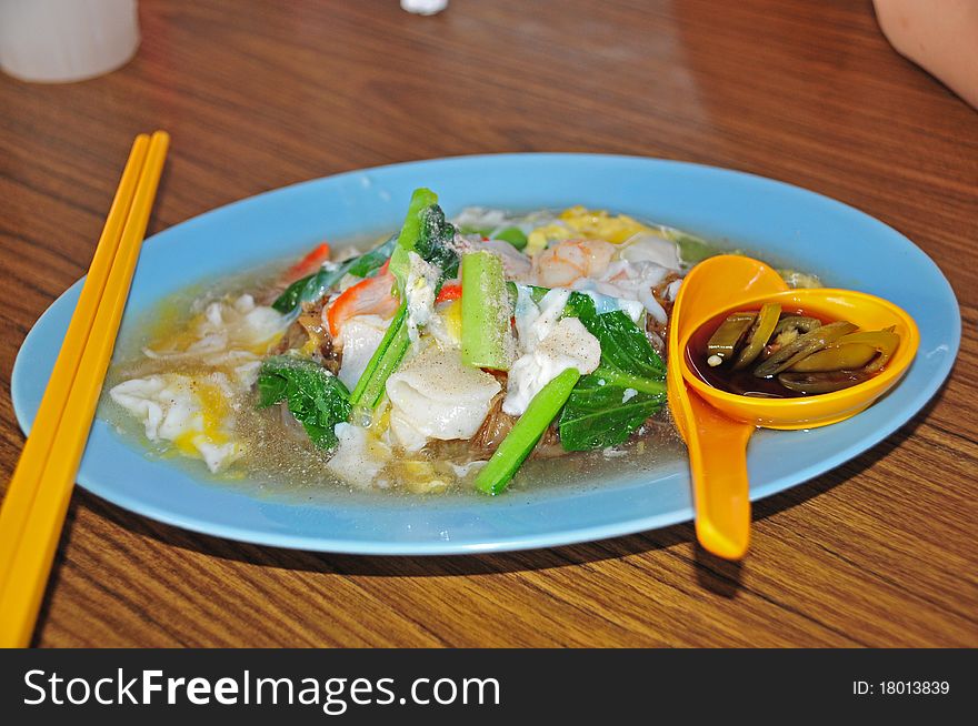 Egg cooked noodle with vegetable and meat