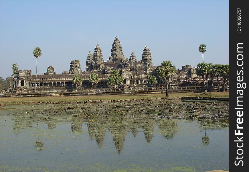 Angkor Wat, Cambodia's main tourist attraction, the spiritual and cultural heart of the nation, visiting it is a unique experience. The giant plant roots that have wrapped the mysterious temples of Angkor were movie set of Tomb Rider.