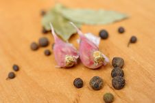 Peppercorns, Garlic And Bay Leaves Royalty Free Stock Photography Peppercorns, Garlic And Bay Leaves Royalty Free Stock Photography