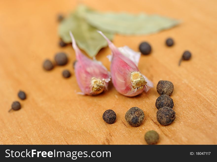An image of peppercorns, garlic and bay leaves