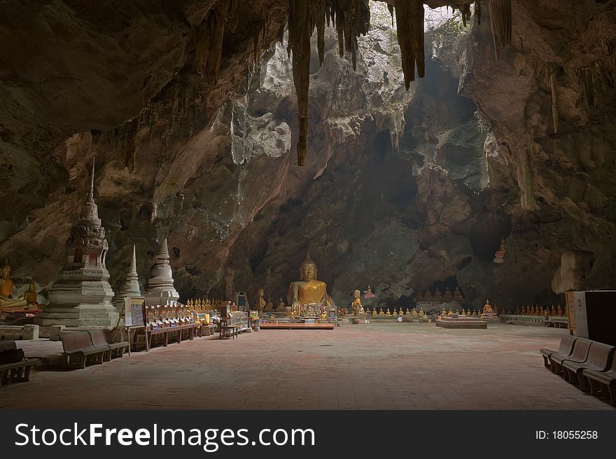 Image of buddha in the cave.