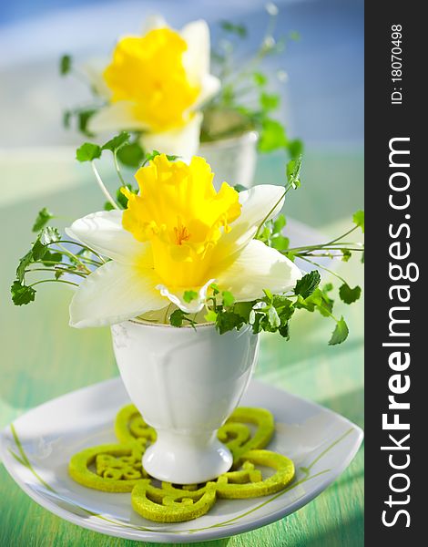 Easter table decoration: narcissus in eggcups