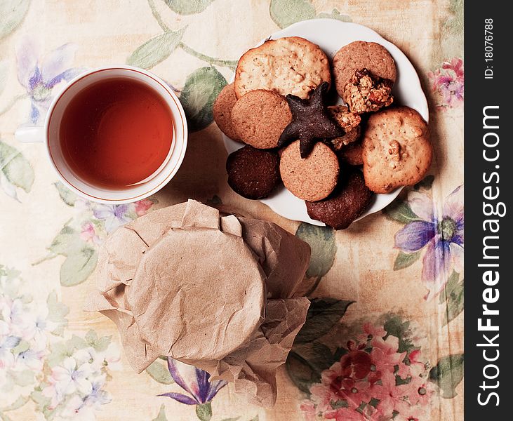Tea with honey and cookies