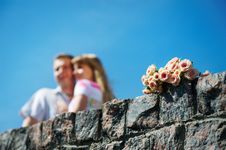 Bouquet Of White And Pink Roses And Lovers Couple Royalty Free Stock Photography Bouquet Of White And Pink Roses And Lovers Couple Royalty Free Stock Photography