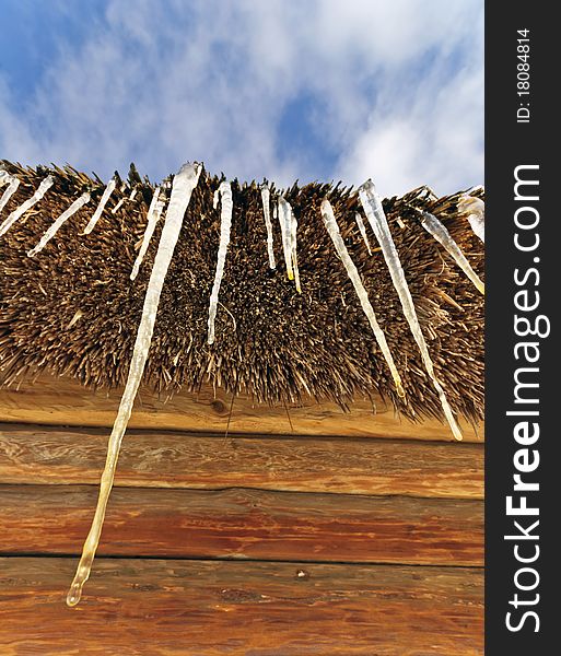 The Museum of the national architecture and Ð±Ñ‹Ñ‚Ð° Pirogovo. Icicles droop with straw roof. The Museum of the national architecture and Ð±Ñ‹Ñ‚Ð° Pirogovo. Icicles droop with straw roof