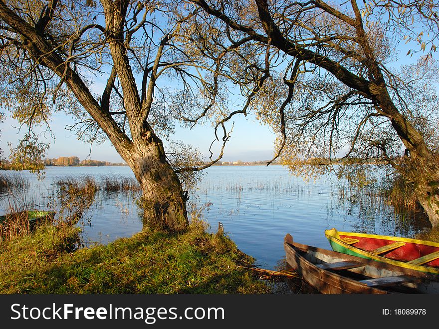 The only one boat resting place is on the coast of the lake.