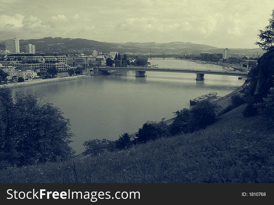 View over Linz. On the left side Urfahr, district of Linz, in the middle the river danube and the Nibelungen-bridge linking Urfahr with center Linz. View over Linz. On the left side Urfahr, district of Linz, in the middle the river danube and the Nibelungen-bridge linking Urfahr with center Linz