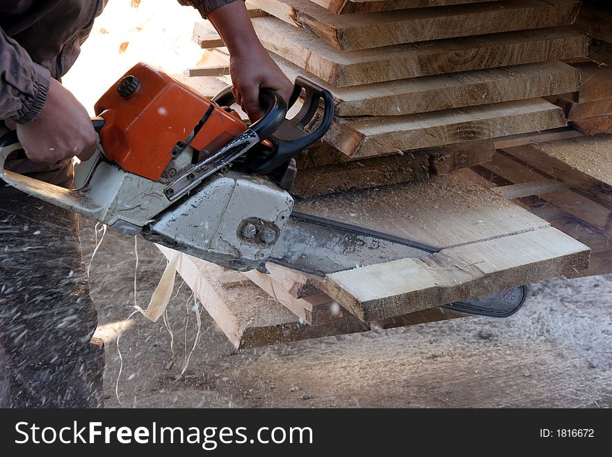 Details of cutting with chainsaw