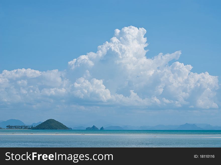 Clear sky with nice form of cloud over the sea.