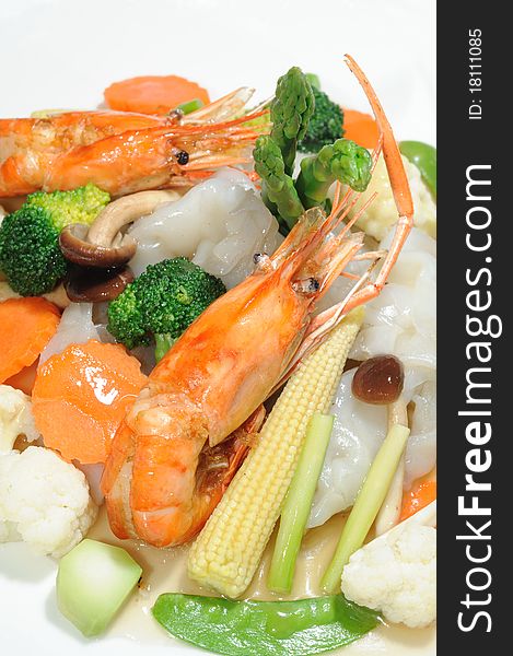 Stir-fried wide rice noodles whit prawn or vegetables.