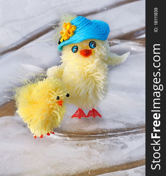 Easter figurines representing chicks placed on ice