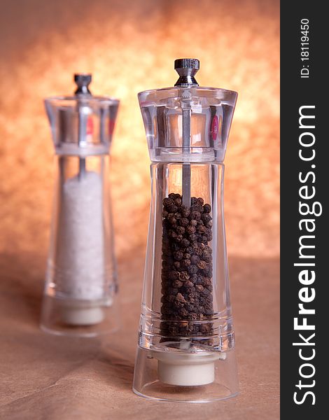 Salt and pepper grinders