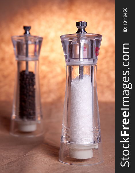 Salt and pepper grinders