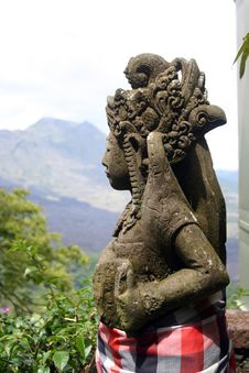 Statue And View Of Batur Volcano From Restaurant Royalty Free Stock Photography Statue And View Of Batur Volcano From Restaurant Royalty Free Stock Photography