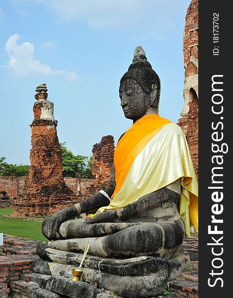 Buddha In The Ruin Temple