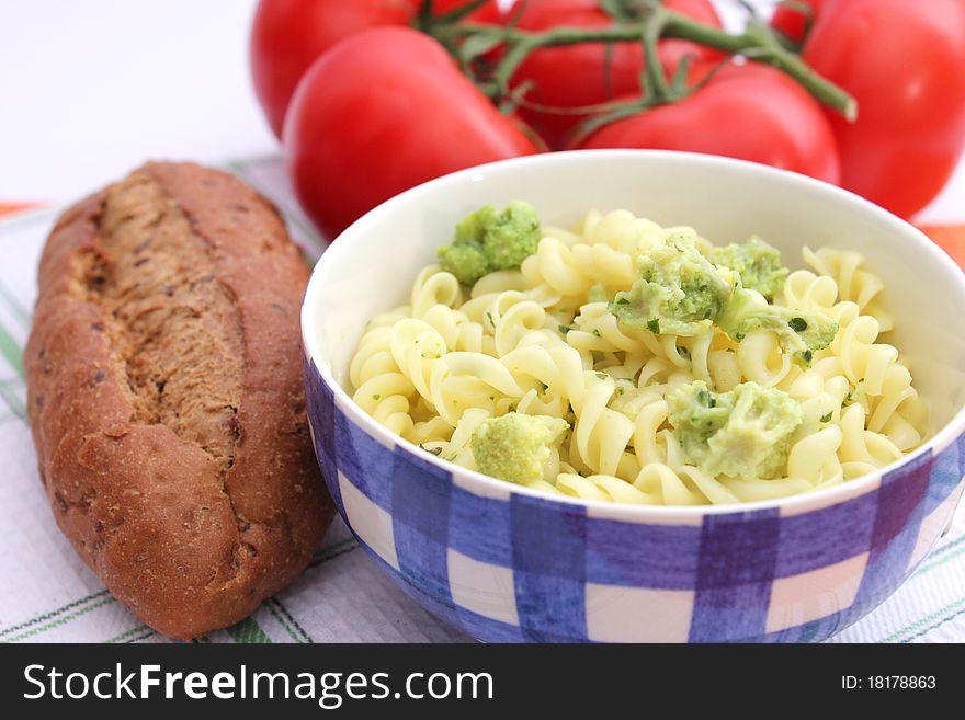 Fresh noodles with broccoli and cheese