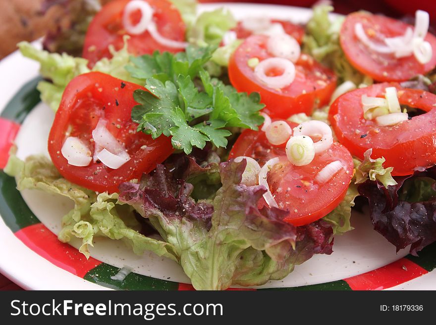 A fresh salad of colourful salad and tomatotes