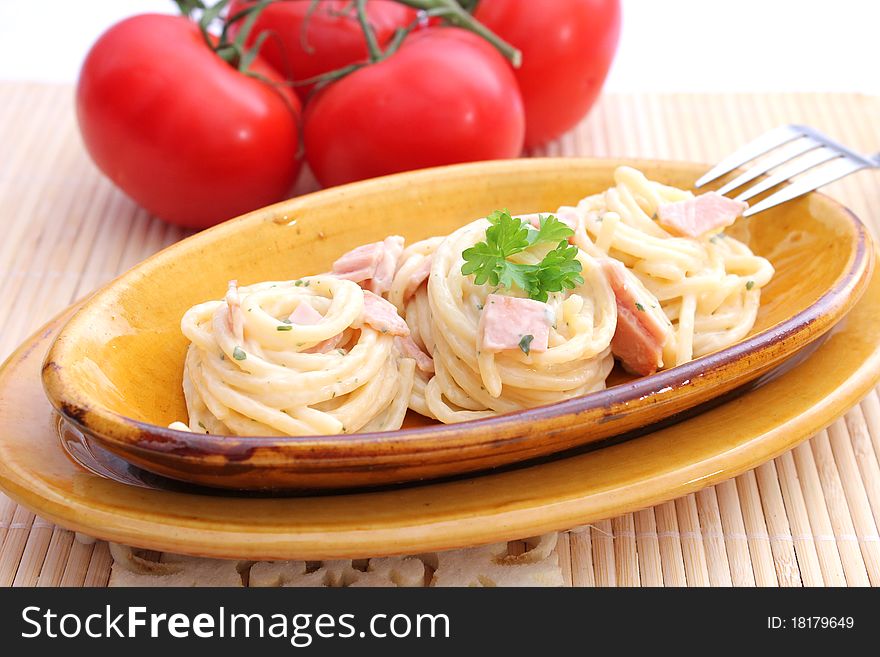 Some fresh italian noodles with a sauce of cheese. Some fresh italian noodles with a sauce of cheese