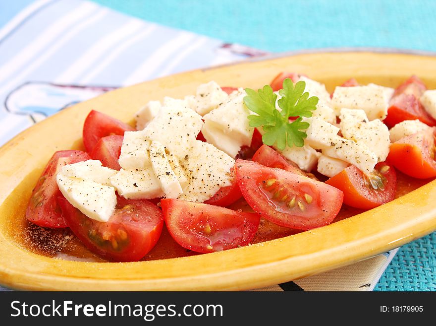 A fresh salad of tomatoes and mozzarella